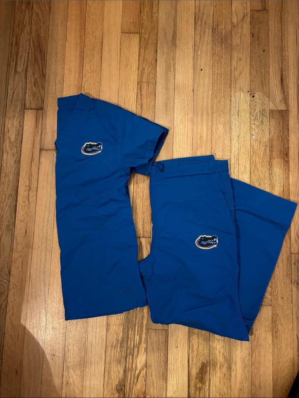 Gator scrub set embroidered Logo - iguanaMed